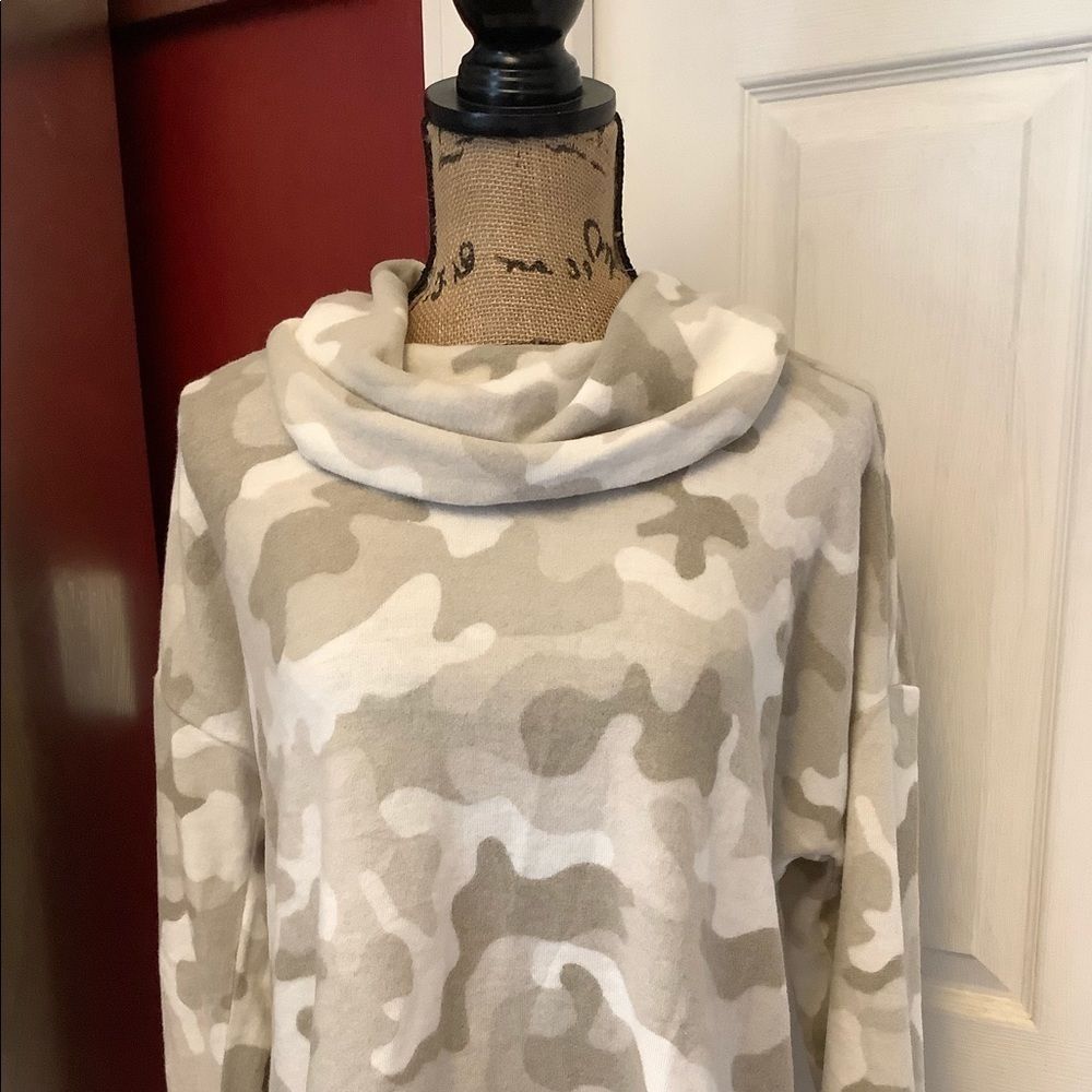 Nwt new directions hacci camouflage cowl neck oversized top medium - Picture 7 of 12
